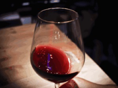 爲什麽喝(hē)葡萄酒的人都愛搖杯？